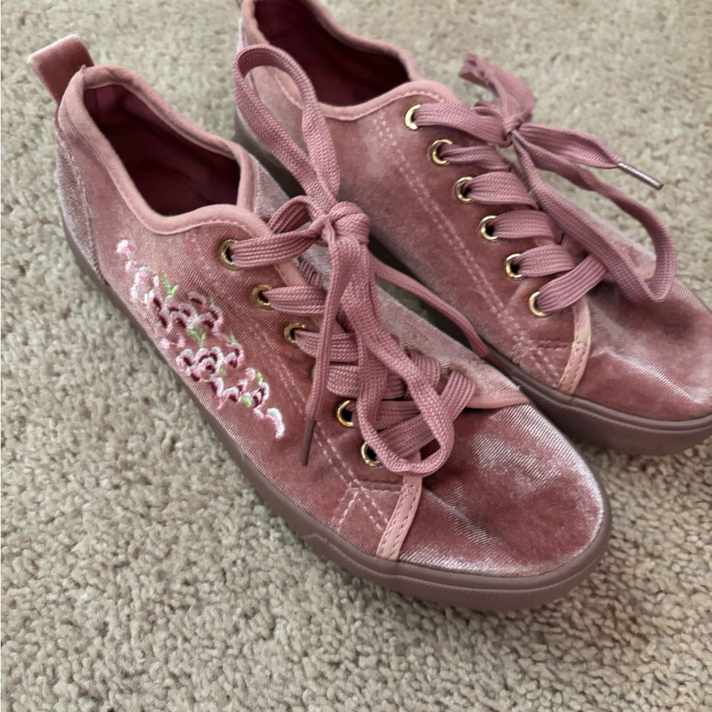 Twisted Blush Velvet Women's Floral embroidered Sneakers